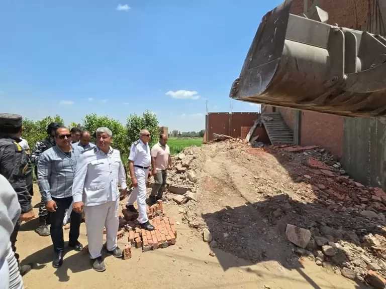 أمن القليوبية يشن حملة مكبرة لإزالة 5 مبانى مخالفة بالقناطر الخيرية 
