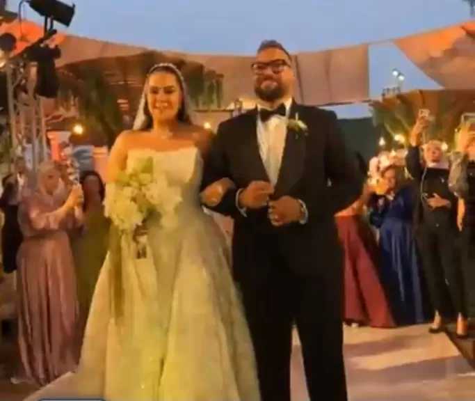 أم العروسة مع العريس وتعلق: زغرطولي ... مفيدة شيحة تحتفل بزفاف نجلتها منة 