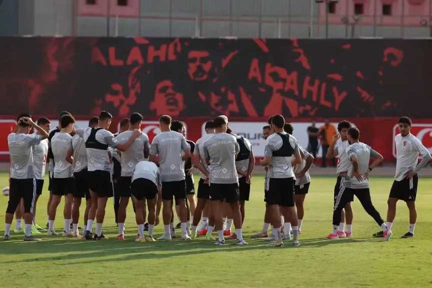 الصورة الرئيسية لمقال: انتظام الخماسي الدولي.. الأهلي يسابق الزمن لمواجهة بترول أسيوط