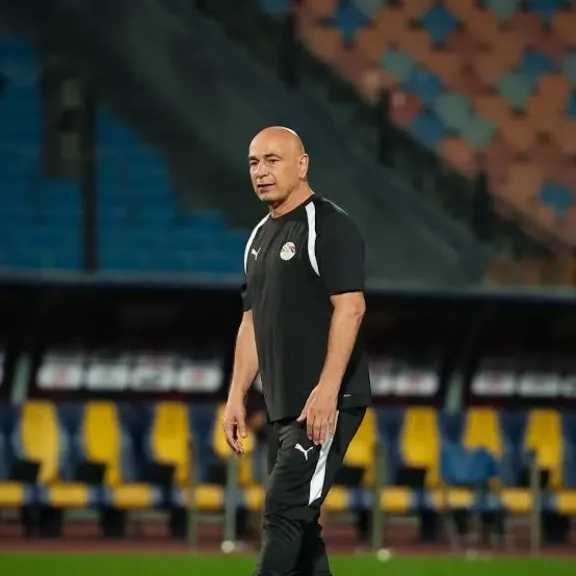 الصورة الرئيسية لمقال: حسام حسن يدرس تصعيد مواهب منتخب الشباب إلى معسكر نوفمبر