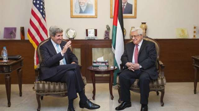رئيس السلطة الفلسطينية أبو مازن مع جون كيري وزير الخارجية الأمريكية