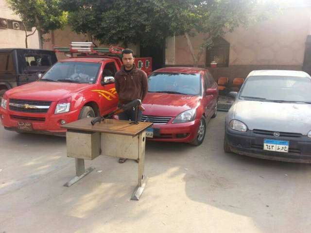 صورة للمتهم و بحوزته المضبوطات