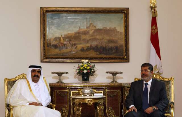 الرئيس المعزول محمد مرسي مع الأمير القطري السابق حمد بن خليفة