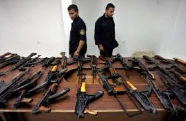 ضبط 6 متهمين وبحوزتهم 7 قطع سلاح نارى و 56 طلقة نارية
