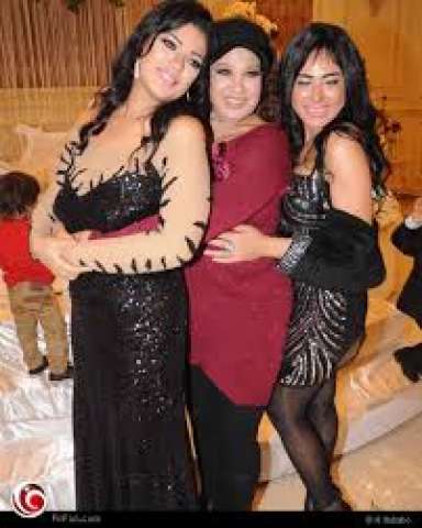 فيفي عبده وابنتاها