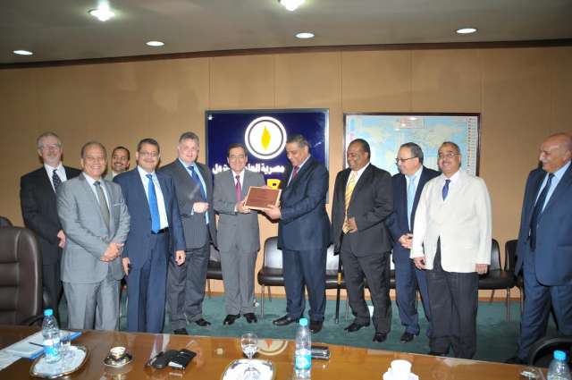 شهادة التميز لرئيس شركة القاهرة لتكرير البترول من مسئولى الشركة العالمية