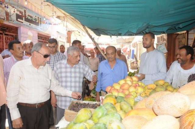 بالصور محافظ أسوان يطالب  التجار الالتزام بعدم زيادة أسعار السلع الغذائية