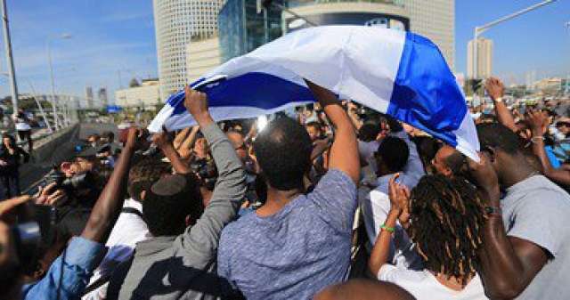 ارتفاع عدد متظاهرى اليهود السود بإسرائيل للآلاف.. والشرطة تستعد لتفريقهم