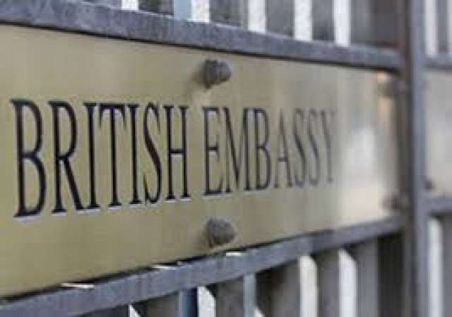 السفارة البريطانية : نرحب بعمال النظافة