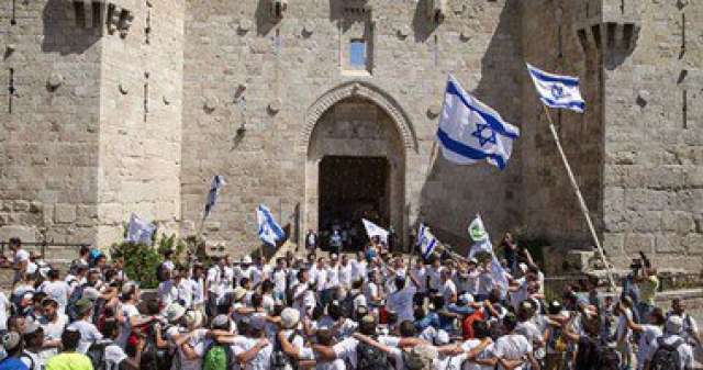 بالصور.. آلاف المستوطنين اليهود يستفزون المسلمين بمسيرات إلى المسجد الأقصى