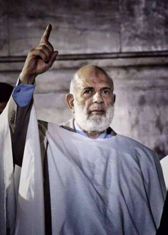 وجدي غنيم يرتدي الكفن في تركيا تضامنا مع مرسي ضد إعدامه