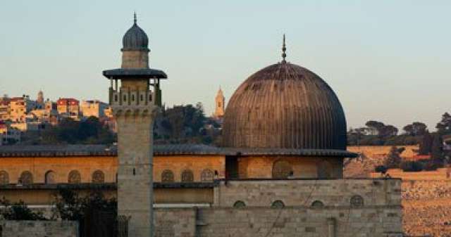 quot;هــــاآرتسquot;: إسرائيل تمنع المسلمات من دخول المسجد الأقصى