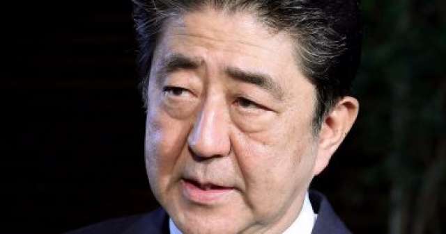 الجارديان: فضائح تهدد المستقبل السياسى لرئيس الوزراء اليابانى