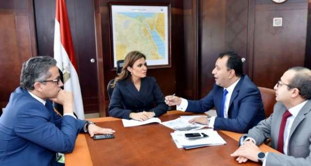 محافظ الاقصر يستعرض الخطة الاستثمارية مع وزيري الاستثمار والآثار