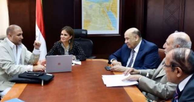وزيرة الاستثمار سحر نصر خلال لقائها المستثمرين عبدالرحمن الشربتلى وفهد الشبكشى