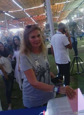 الفنانة يسر أثناء التصويت على لائحة نادي الجزيرة