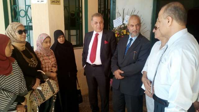 مع إحدى المواطنات الدكتورة عزة القاضى وابنتها الحاصلة على 299.5 درجة من 300 درجة.