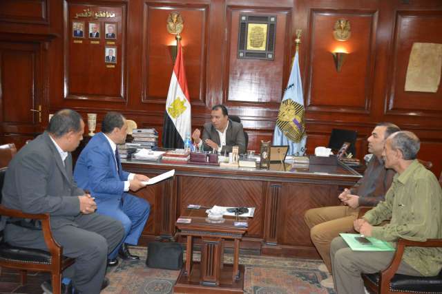 بالصور|محافظ الأقصر يجتمع  بلجنة من الصحة لدراسة إجراءات تنفيذ مركز طبي
