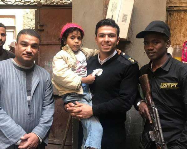 ضابط شرطة ينقذ طفلة من الغرق بالأقصر