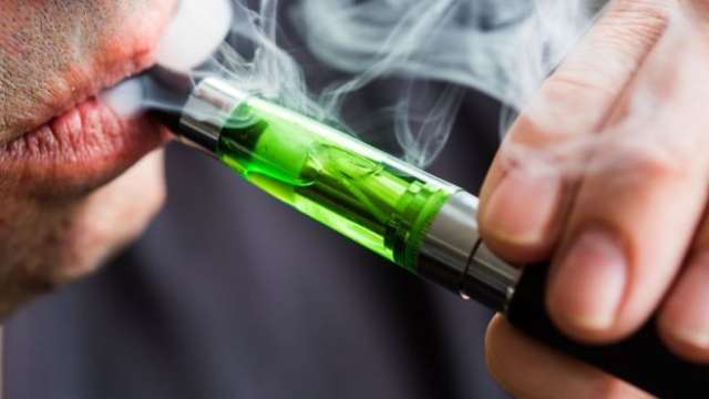 هيئة حكومية في بريطانيا تدعو لاعتماد السجائر الإلكترونية كعلاج