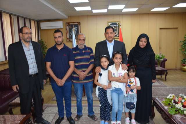 محافظ الغربية يكرم أسره مهندس استشهد  أثناء مشاركه فى لجان تقنين التعديات على أملاك الدولة