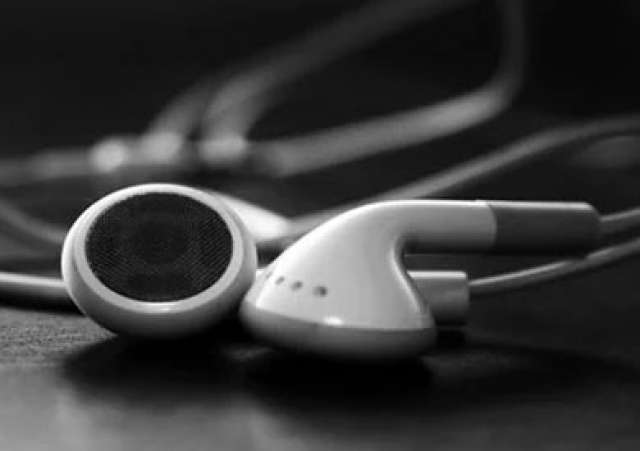 دراسة تحذر من سماعات الأذن: خطر وعلاجها مستحيل