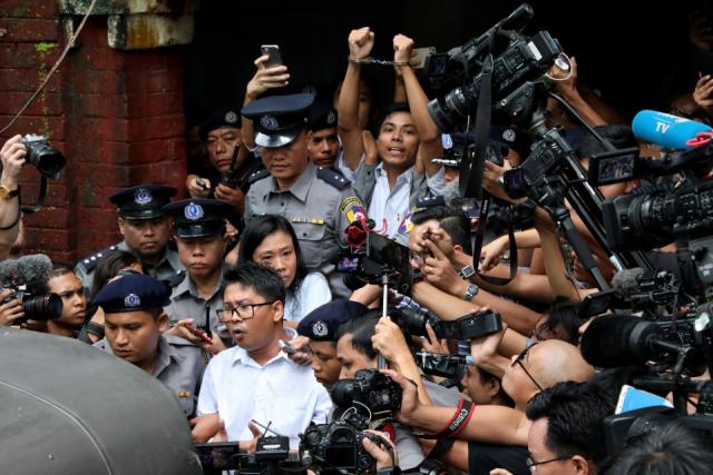 صحفيا «رويترز» من الاعتقال في ميانمار إلى تكريم «تايم»