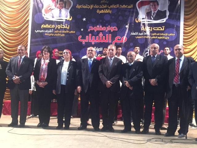 صورة جماعية للنائب أسامة شرشر والنواب المشاركين في الحوار المفتوح 