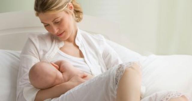 100مليون صحة: إدخال إضافات مع الرضاعة الطبيعية يعرض الطفل لـ 6 أمراض