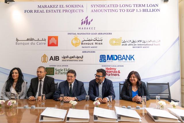 جانب من توقيع العقود