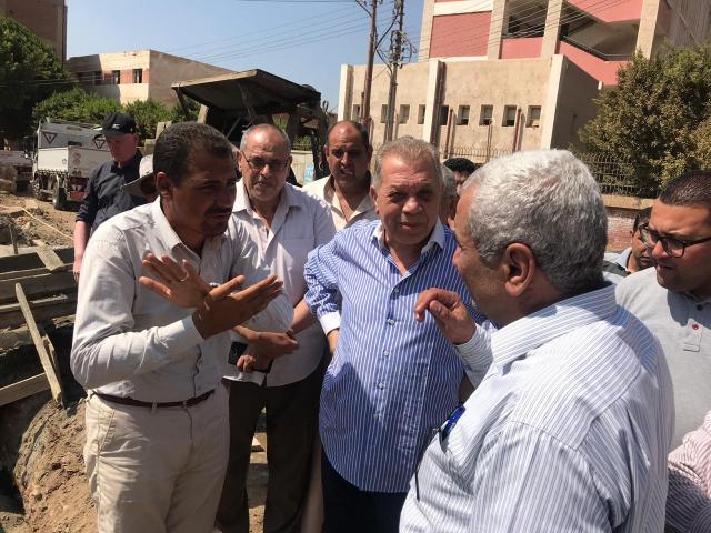 النائب أسامة شرشر أثناء تفقد كوبرى الدحدحى