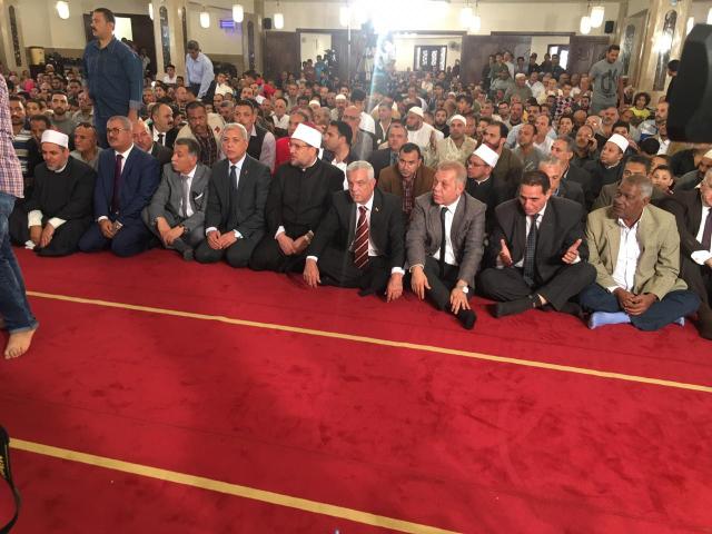 جمعة وعباس وأباظة وشرشر أثناء صلاة الجمعة في افتتاح مسجد الشهيدين بقويسنا 