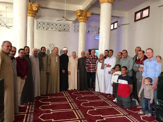 النائب أسامة شرشر يتوسط عائلة الجمال والأهالى بمسجد سيدى أبو البركات بعد صلاة الجمعة