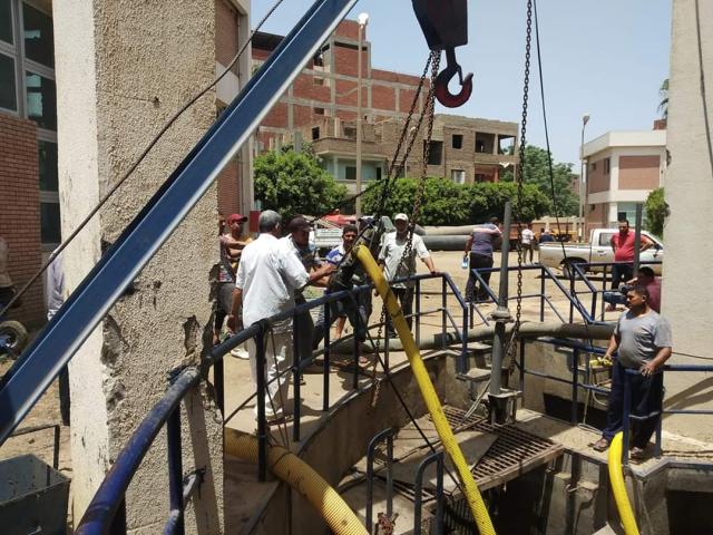 جانب من رفع الماسورة والطلمبة الغاطسة في سكة المعوجة 