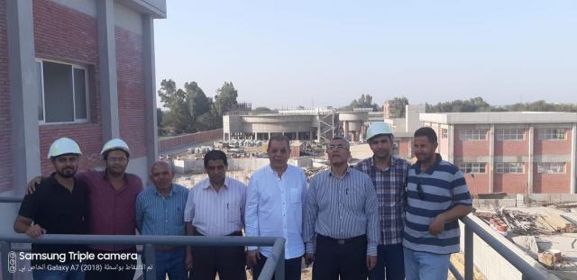 النائب أسامة شرشر يتوسط المهندس أسامة نوار والمهندس رشدى عمر أثناء محطة مياه الحامول- صورة أرشيفية