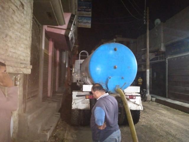 جانب من أعمال رفع مياه الصرف من أمام مدرسة الشهيد محمود عزت 