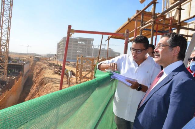 حسن غانم يتابع أعمال إنشاءات بنك التعمير والإسكان في العاصمة الإدارية