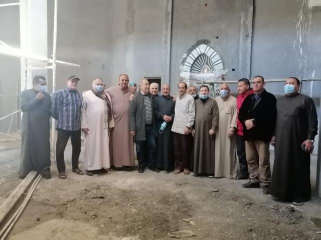 شرشر وأهالى المنطقة أثناء متابعة أعمال التشطيبات في مسجد سيدي أبو الروس