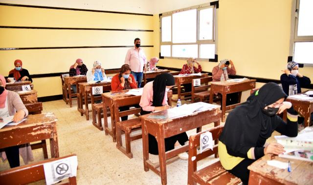 محافظ الغربية يتفقد لجان امتحانات الثانوية العامة بقطور