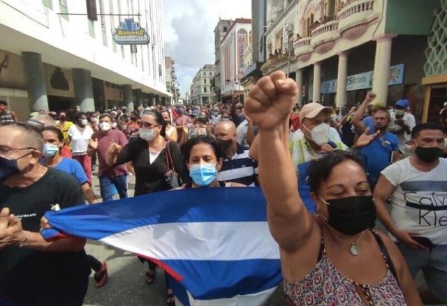 صحيفة أمريكية: اعتقال نشطاء ومعارضين بارزين في موجة احتجاجات غير مسبوقة بكوبا