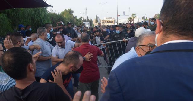 اشتباكات بين أنصار حركة النهضة والأمن خارج البرلمان التونسي