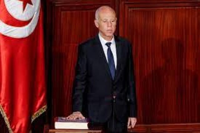 لوموند: الصعوبات الاقتصادية تدخل مرحلة جديدة بعد قرارات الرئيس التونسي