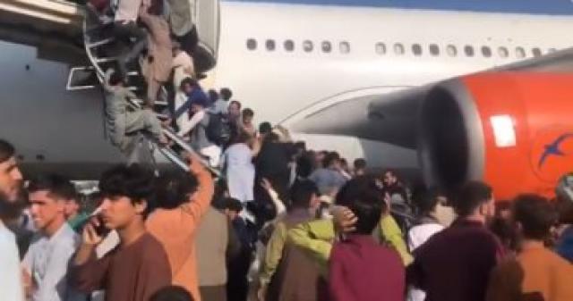 زحام الهروب في مطار كابل