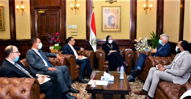 وزيرة التجارة تبحث مع إحدى كبريات الشركات الأمريكية المتخصصة في مجال الملابس الجاهزة ضخ استثمارات جديدة بمصر