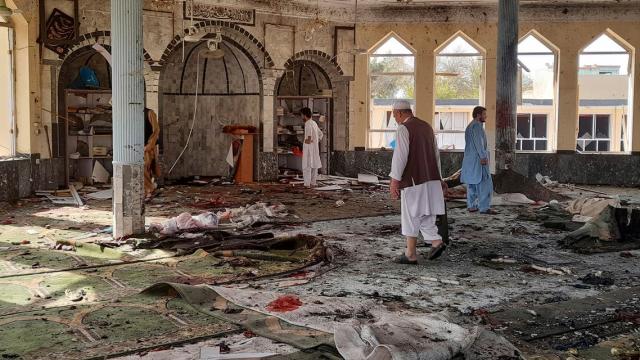 عشرات القتلى والجرحى في هجوم انتحاري داخل مسجد شمال أفغانستان