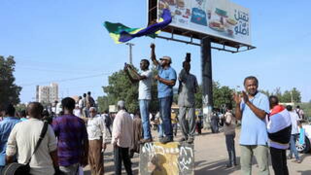 السودان: إصابة متظاهرين اثنين خلال محاولتهم اقتحام مقر مجلس الوزراء