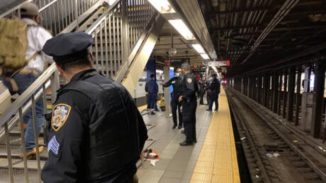 إصابة شخص بعملية طعن داخل محطة مترو في مقاطعة كوينز الأمريكية