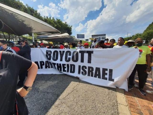 محتجون يطالبون ملكة جمال جنوب أفريقيا بمقاطعة مسابقة ملكة جمال في إسرائيل