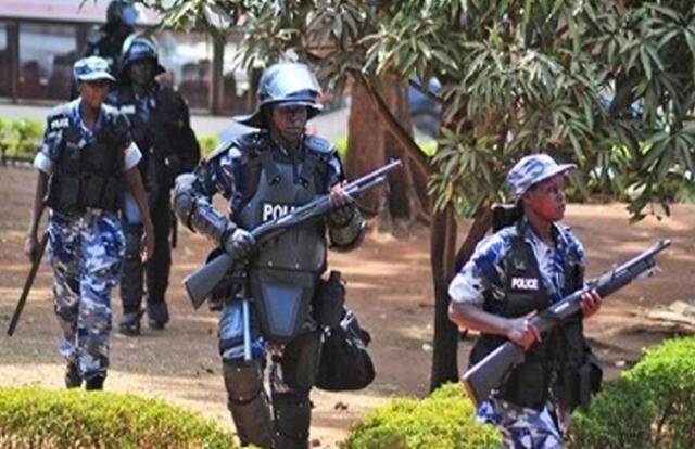 أوغندا تعتقل أربعة للاشتباه في عبوات ناسفة وتحبط محاولة اغتيال موسيفيني