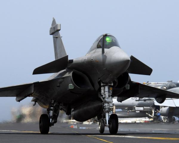 فرنسا توقع صفقة لبيع 80 مقاتلة ”رافال” للإمارات